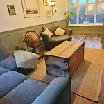 Homestay Close To The Hospital And Alton Towers With Resident Dog And Cat