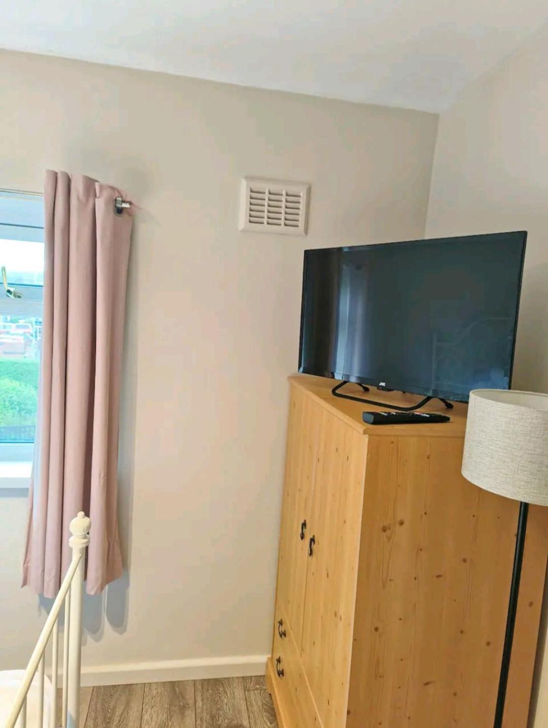 Close To The Hospital And Alton Towers With Resident Dog And Cat Homestay *