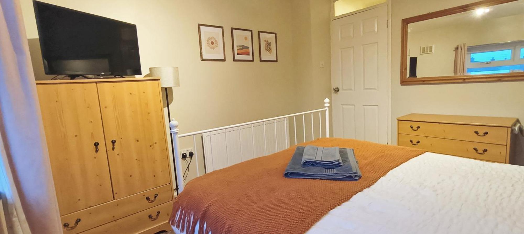 Close To The Hospital And Alton Towers With Resident Dog And Cat Stoke-on-Trent