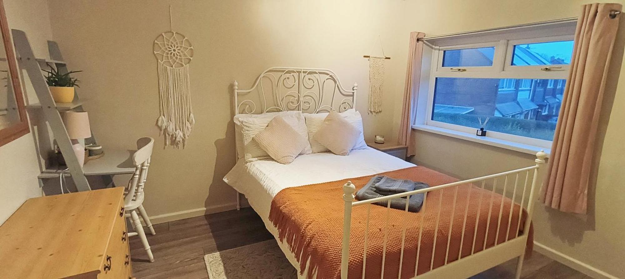 Homestay Close To The Hospital And Alton Towers With Resident Dog And Cat